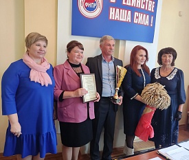 Профсоюзы Кубани наградили лучшего комбайнера Жатвы-2022