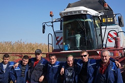 Работники СХП Лукьяненко на уборке урожая.JPG
