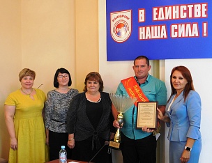 Профсоюзы Кубани наградили лучшего комбайнера жатвы-2021